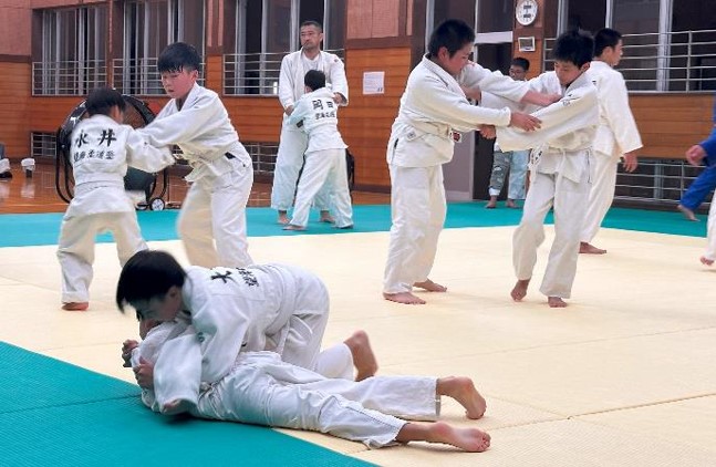 写真：柔道をする子どもたち