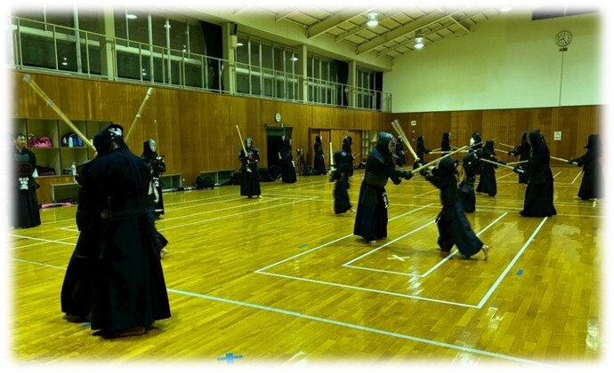 写真：剣道の練習をする子どもたち